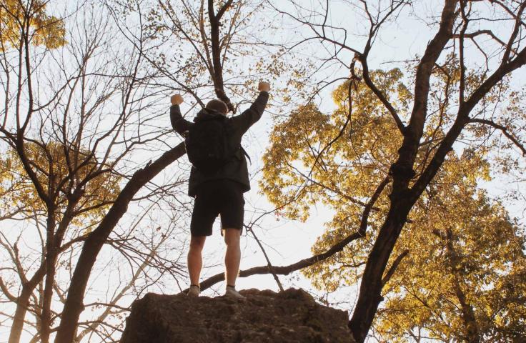 ESS, coopération, finance, habitat, énergie, culture, alimentation, territoire, monnaie locale Homme sur un rocher